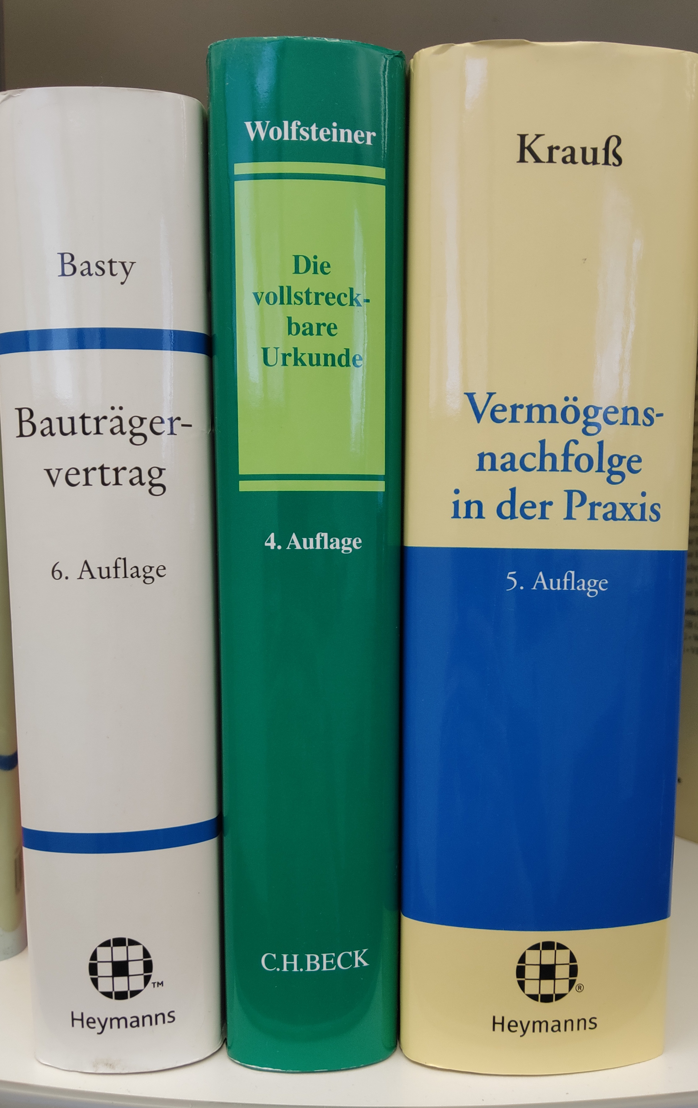 Verschiedene rechtliche Bücher in einem Regal
